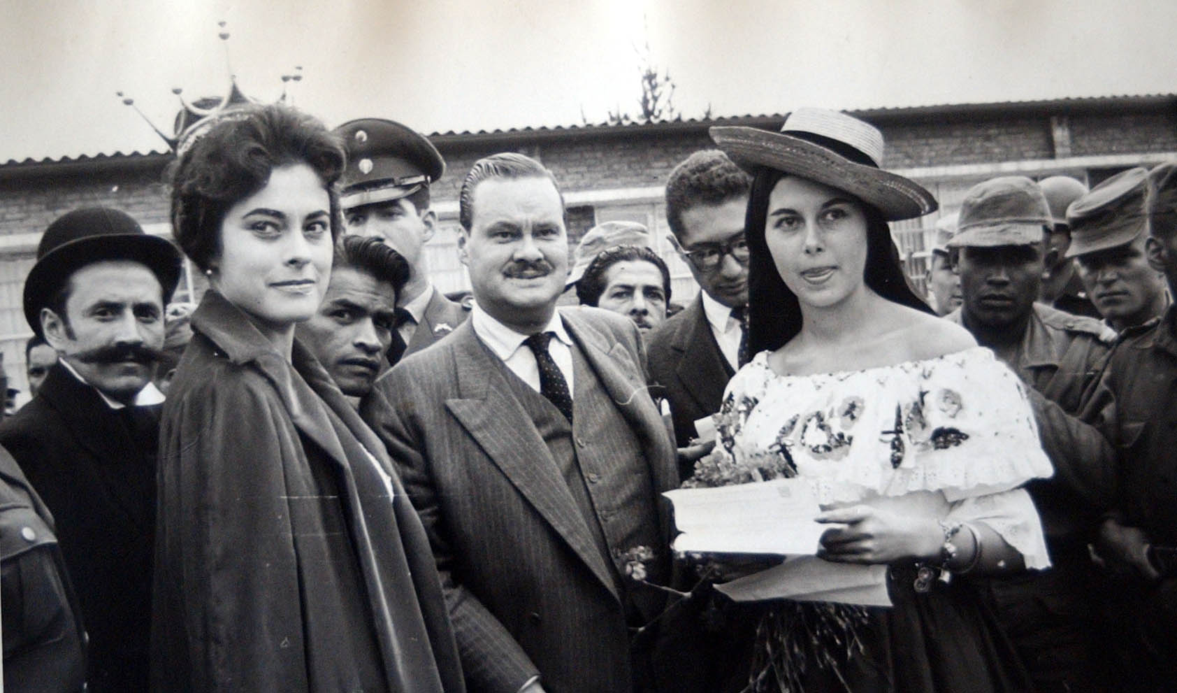 Luz Marina relata cómo fue elegida Miss Universo / Cubrimiento del triunfo de la reina de belleza en 1958 Luz Marina Zuluaga asistiendo a un carnaval.