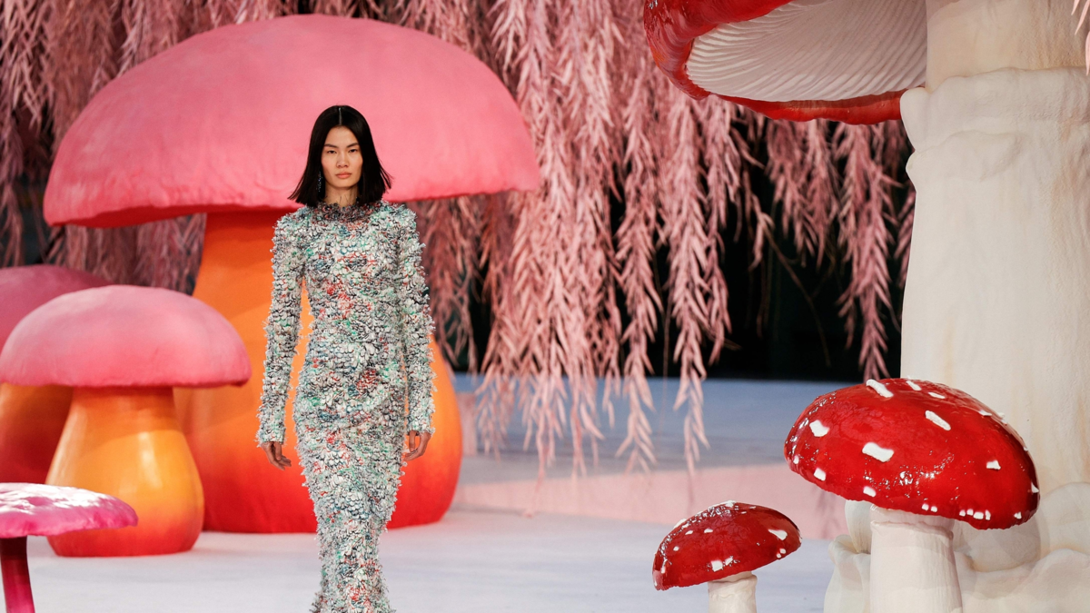 La alta costura se inspira en la naturaleza en los debuts de Matthieu Blazy para Chanel y Jonathan Anderson para Dior La alta costura se inspira en la naturaleza en los debuts de Matthieu Blazy para Chanel y Jonathan Anderson para Dior