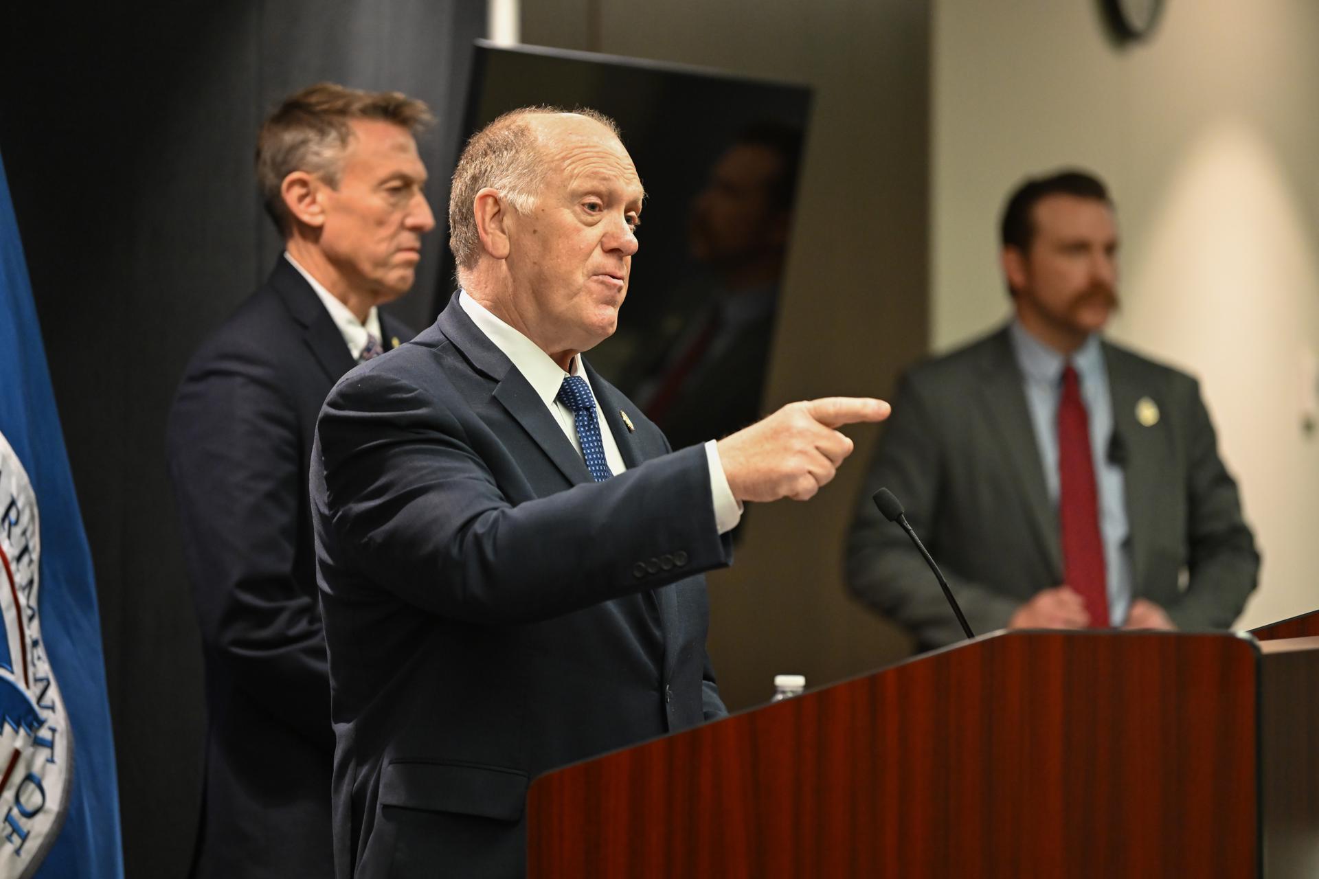 Veterana del Ejército de Estados Unidos deja el país tras la detención de su esposo por el ICE: 'Mi prioridad es estar donde esté él' Tom Homan, zar de la frontera de Donald Trump.