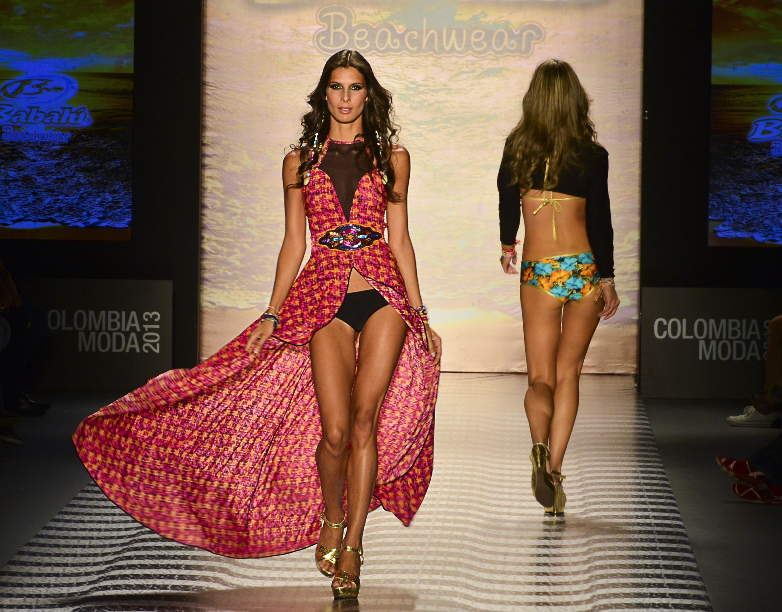 Moda y país: 115 años de transformaciones de las que EL TIEMPO ha sido testigo Una modelo presenta un traje de baño de una marca colombiana durante el desfile de moda Colombiamoda en Medellín, Antioquia.