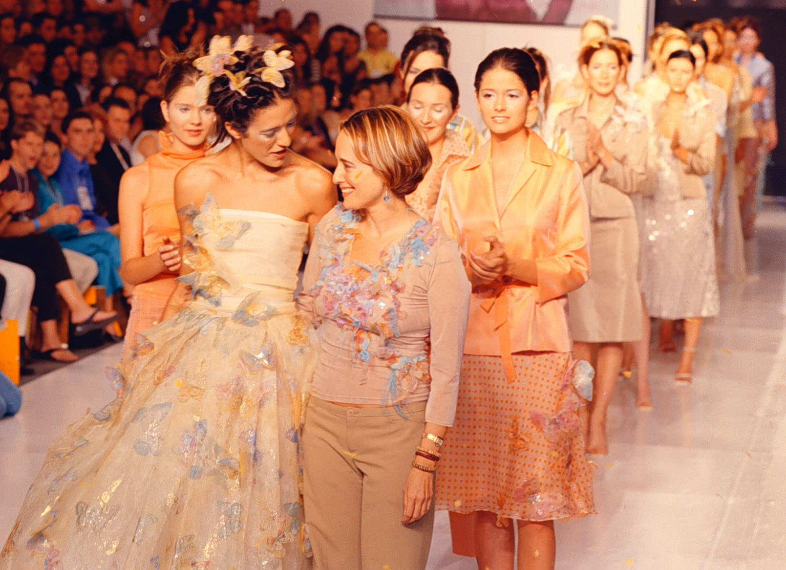 Moda y país: 115 años de transformaciones de las que EL TIEMPO ha sido testigo Silvia Tcherassi y sus modelos en el desfile de Fucsia.