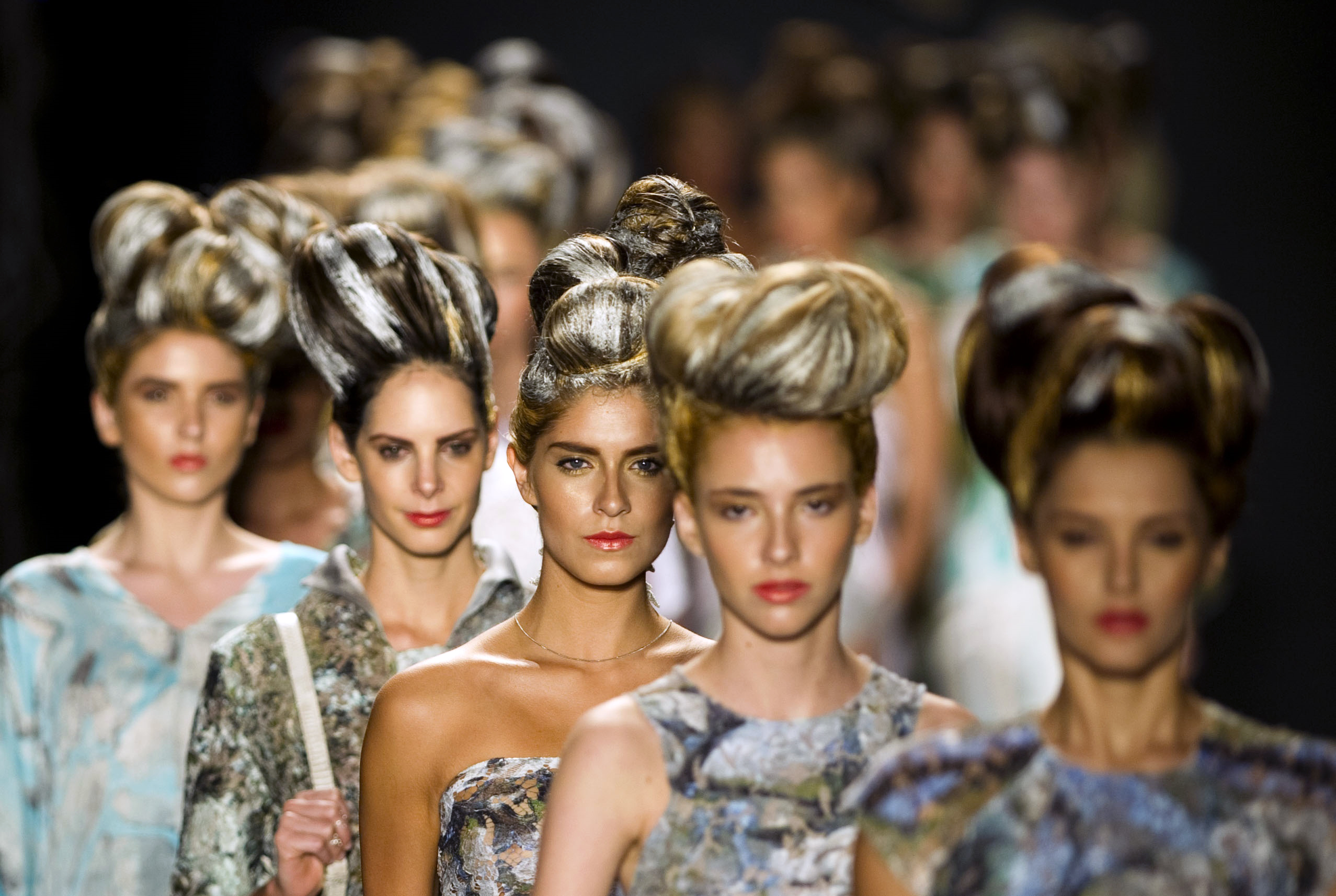 Moda y país: 115 años de transformaciones de las que EL TIEMPO ha sido testigo Modelos lucen las creaciones de la diseñadora Francesca Miranda en Colombiamoda.