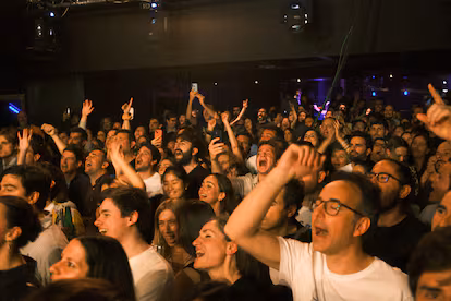 Estas canciones hablan de usted: la novela de aprendizaje vital que llena las salas de conciertos Estas canciones hablan de usted: la novela de aprendizaje vital que llena las salas de conciertos