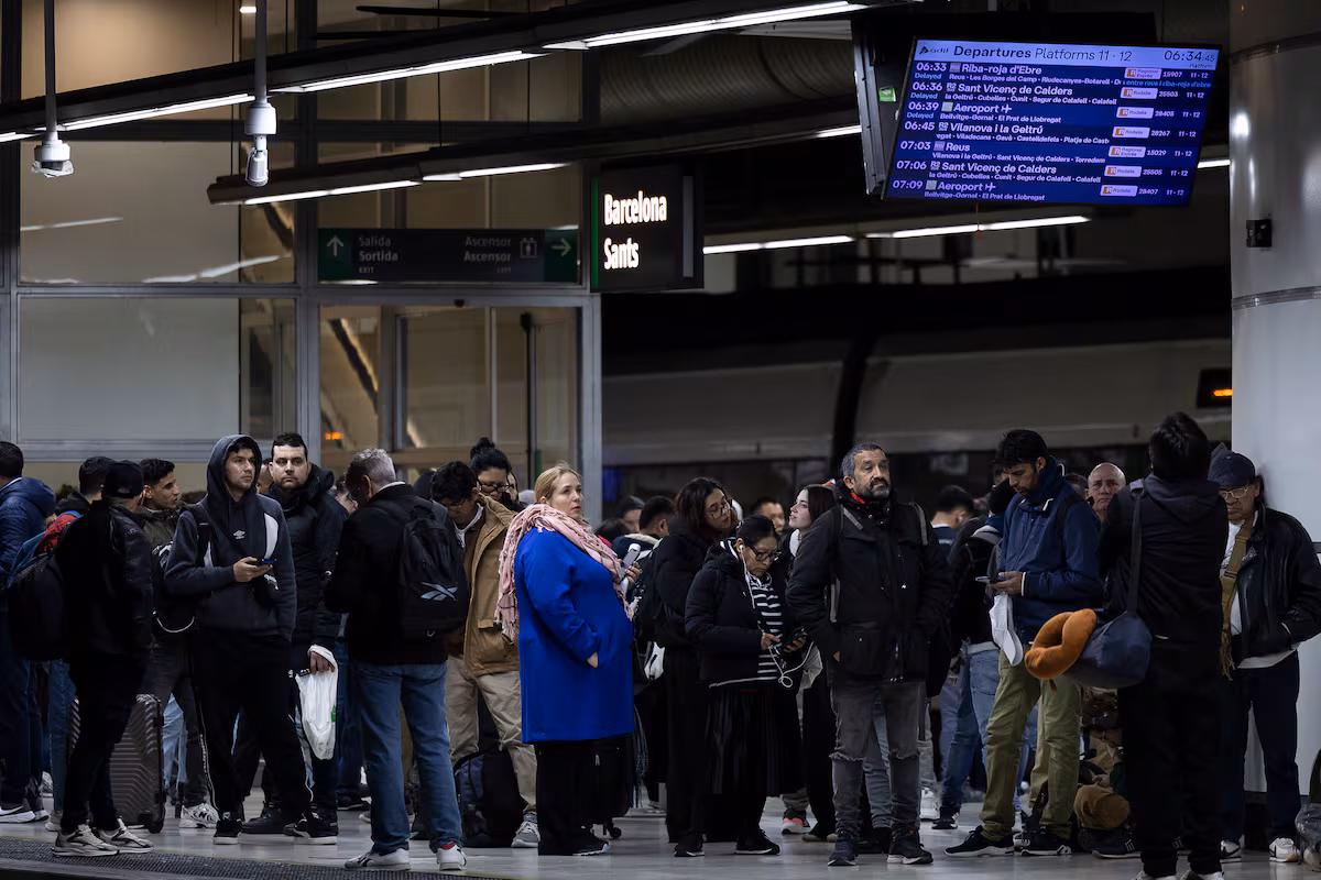 Adif suspende de nuevo todo el servicio de Rodalies en Cataluña tras varios intentos por restablecer el tráfico EL PAÍS