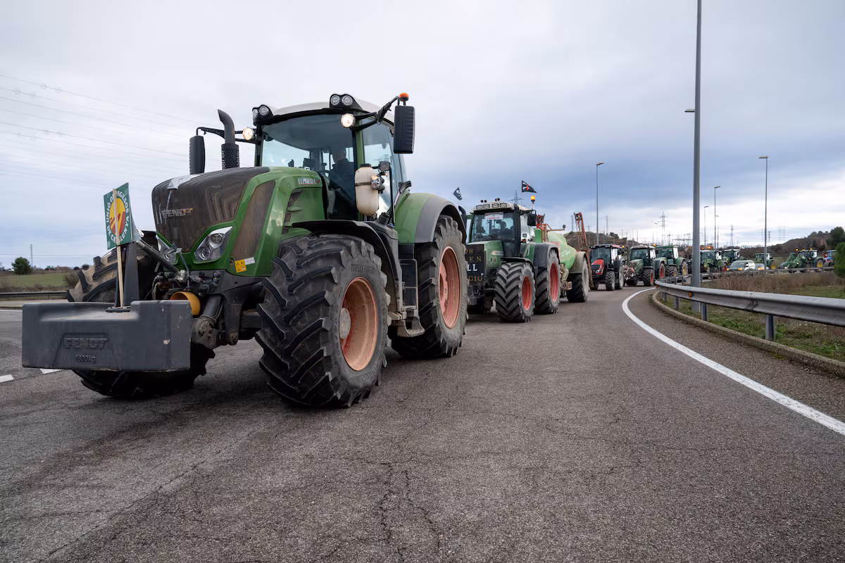Agricultores catalanes cortan la AP-7 y la N-2 en Girona contra el acuerdo con los países del Mercosur EL PAÍS
