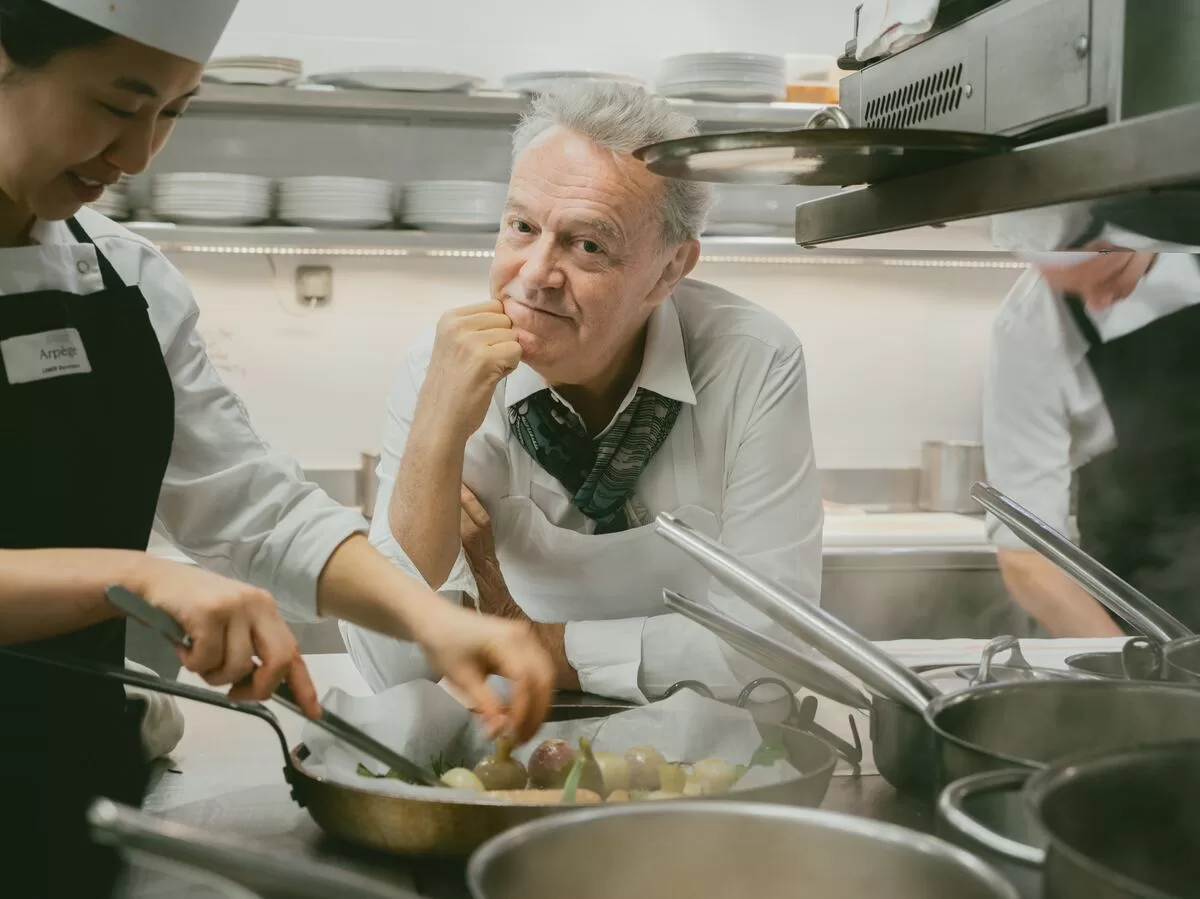 Alain Passard, el chef con tres estrellas Michelin que renuncia a la carne: “Un animal muerto no es poesía” EL PAÍS