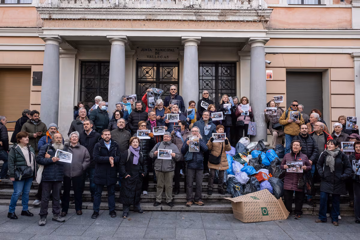 Ángel Niño, el concejal “missing” de Vallecas que desoye las protestas vecinales por la suciedad del barrio EL PAÍS