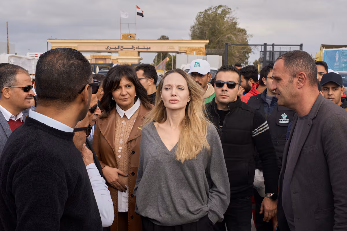 Angelina Jolie visita el cruce de Rafah como muestra de apoyo a los gazatíes Angelina Jolie visita el cruce de Rafah como muestra de apoyo a los gazatíes