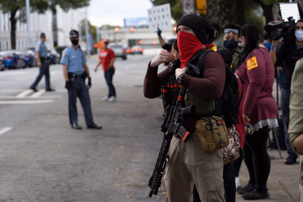 Armarse ante el miedo al autoritarismo de Trump: cada vez más progresistas adquieren armas EL PAÍS