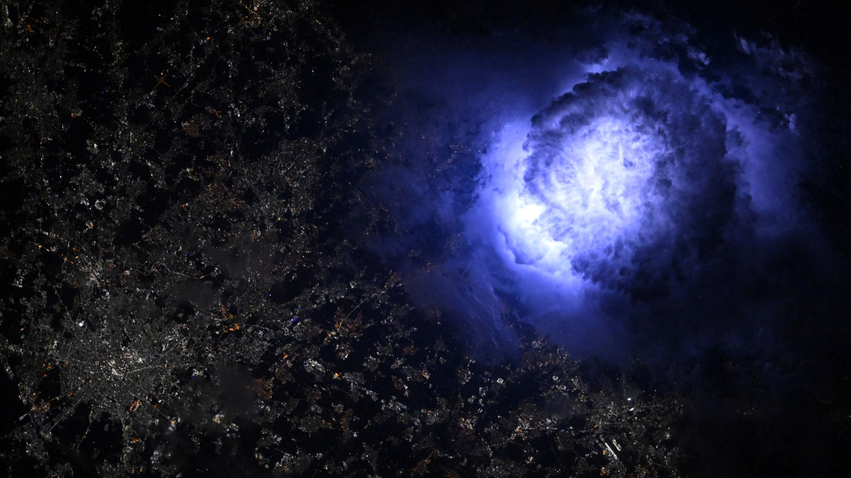 Así se ve un rayo azul desde el espacio: impresionante imagen capturada por la astronauta Nichole Ayers desde la EEI sobre Italia Así se ve un rayo azul desde el espacio: impresionante imagen capturada por la astronauta Nichole Ayers desde la EEI sobre Italia
