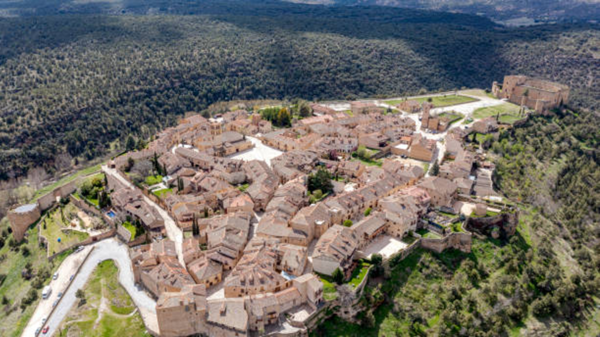 Así se ve uno de los pueblos medievales mejor conservados del mundo: tiene murallas y un castillo Así se ve uno de los pueblos medievales mejor conservados del mundo: tiene murallas y un castillo