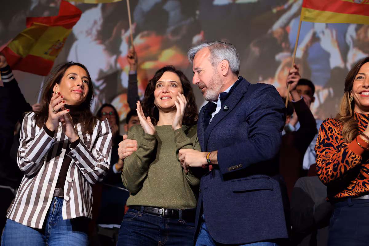 Azcón tira de Ayuso para la campaña del PP en Aragón: “Soy de la idea de Isabel; el sistema ferroviario es un escándalo” Azcón tira de Ayuso para la campaña del PP en Aragón: “Soy de la idea de Isabel; el sistema ferroviario es un escándalo”