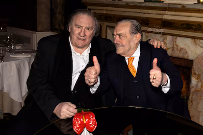 Gérard Depardieu y el fotógrafo italiano que le demandó por agresión sellan la paz con un beso Gérard Depardieu y el fotógrafo italiano que le demandó por agresión sellan la paz con un beso