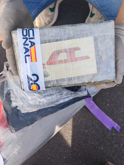 La Policía empleó seis horas para poder sacar todos los fardos de las 10 toneladas de cocaína de una montaña de sal La Policía empleó seis horas para poder sacar todos los fardos de las 10 toneladas de cocaína de una montaña de sal