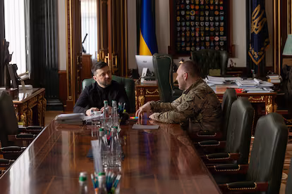 Zelenski vuelve a poner patas arriba la cúpula de poder en Ucrania Zelenski vuelve a poner patas arriba la cúpula de poder en Ucrania