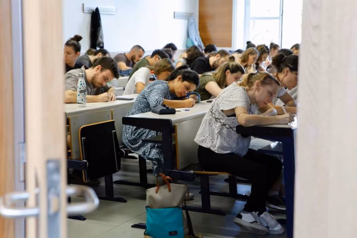 Baleares y la Comunidad Valenciana lideran el interés por opositar, seguidas de Madrid y Cataluña EL PAÍS