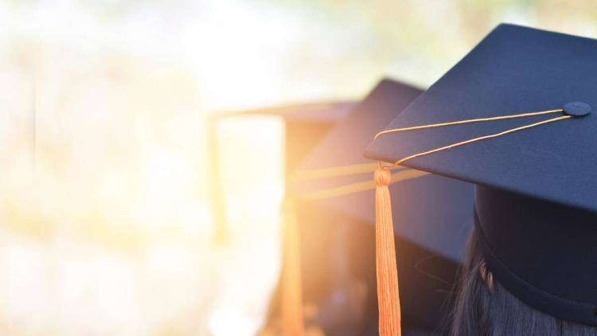 Becas sin deuda: esta es la convocatoria con la que el Gobierno espera formar unos 900 magísteres y doctores Becas sin deuda: esta es la convocatoria con la que el Gobierno espera formar unos 900 magísteres y doctores