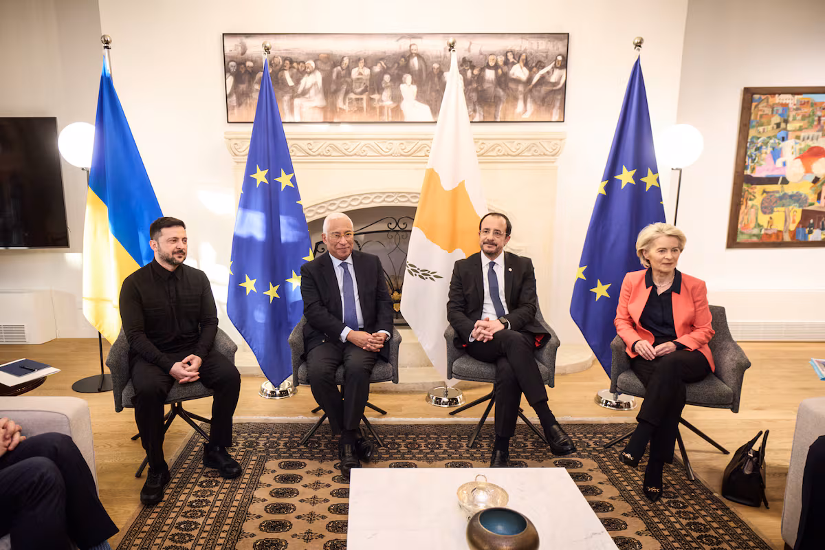 Bruselas condiciona la ayuda a Ucrania a que Kiev compre armas a Europa EL PAÍS