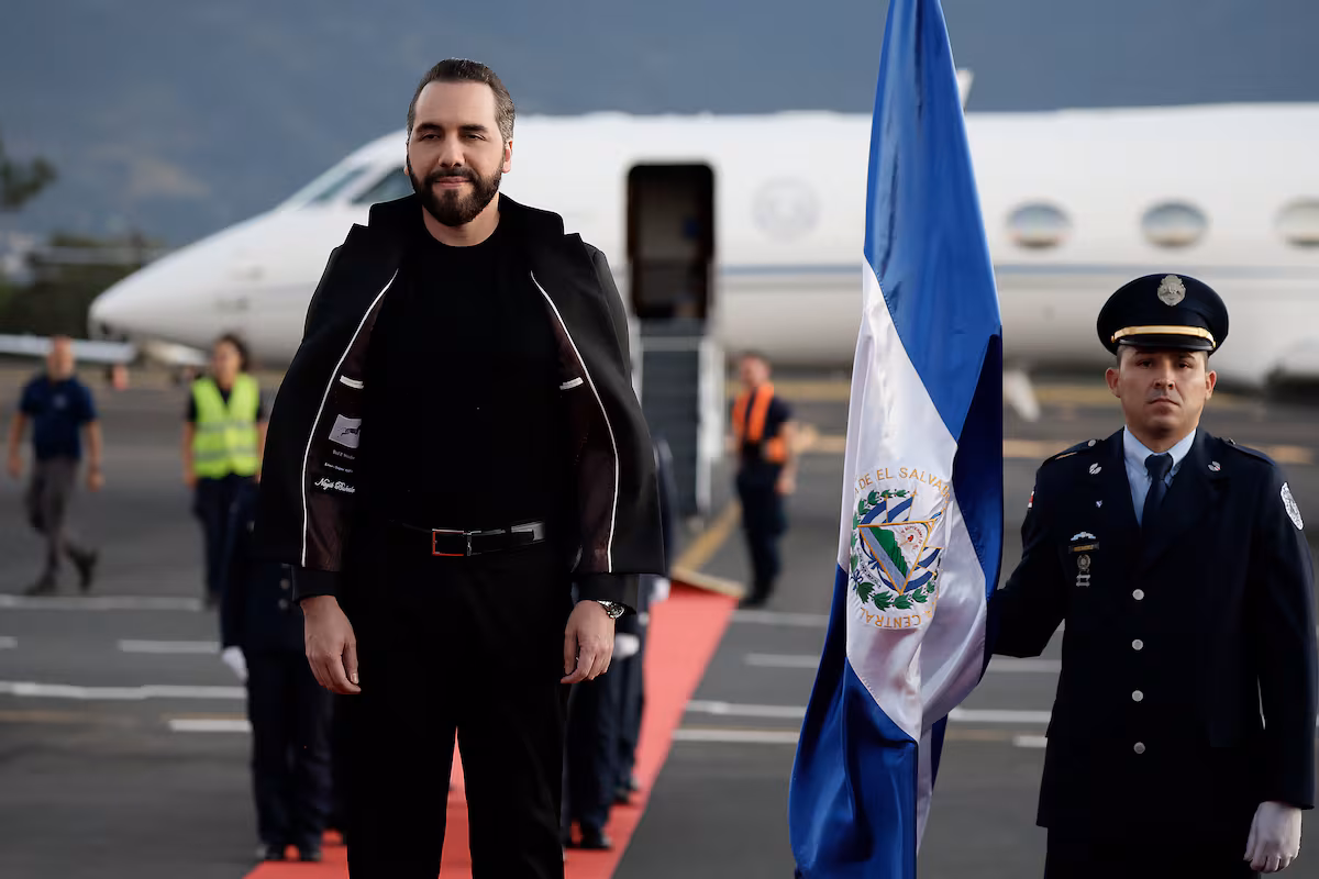 Bukele llega a Costa Rica para auspiciar una prisión de alta seguridad inspirada en su megacárcel para pandilleros EL PAÍS