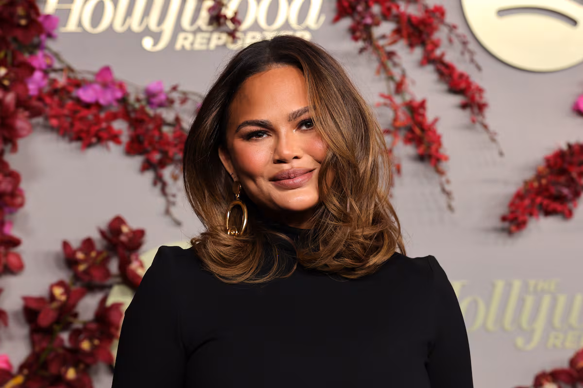 Chrissy Teigen celebra 52 días sobria tras una recaída: “Mi primer problema fue asociar el alcohol a una recompensa” EL PAÍS