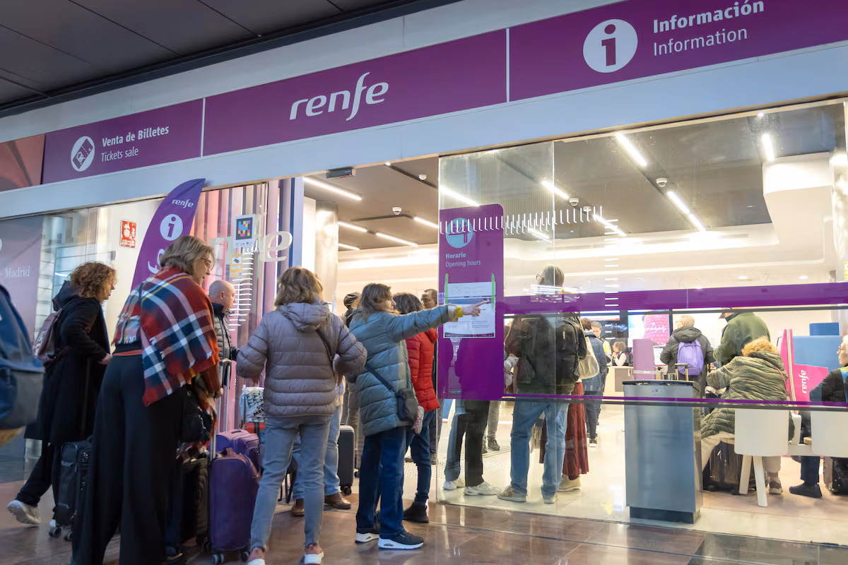 Consumo alerta de una subida de precios en los transportes alternativos al tren por el accidente en Adamuz EL PAÍS