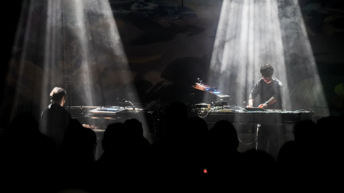 Del piano clásico a la máquina viva: el experimento sonoro de los Grandbrothers Del piano clásico a la máquina viva: el experimento sonoro de los Grandbrothers