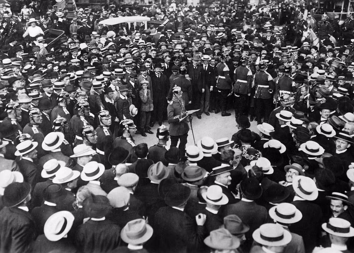 Descenso a la locura de la guerra y al cinismo de la patria: vuelve el coloso literario antibelicista de Karl Kraus EL PAÍS