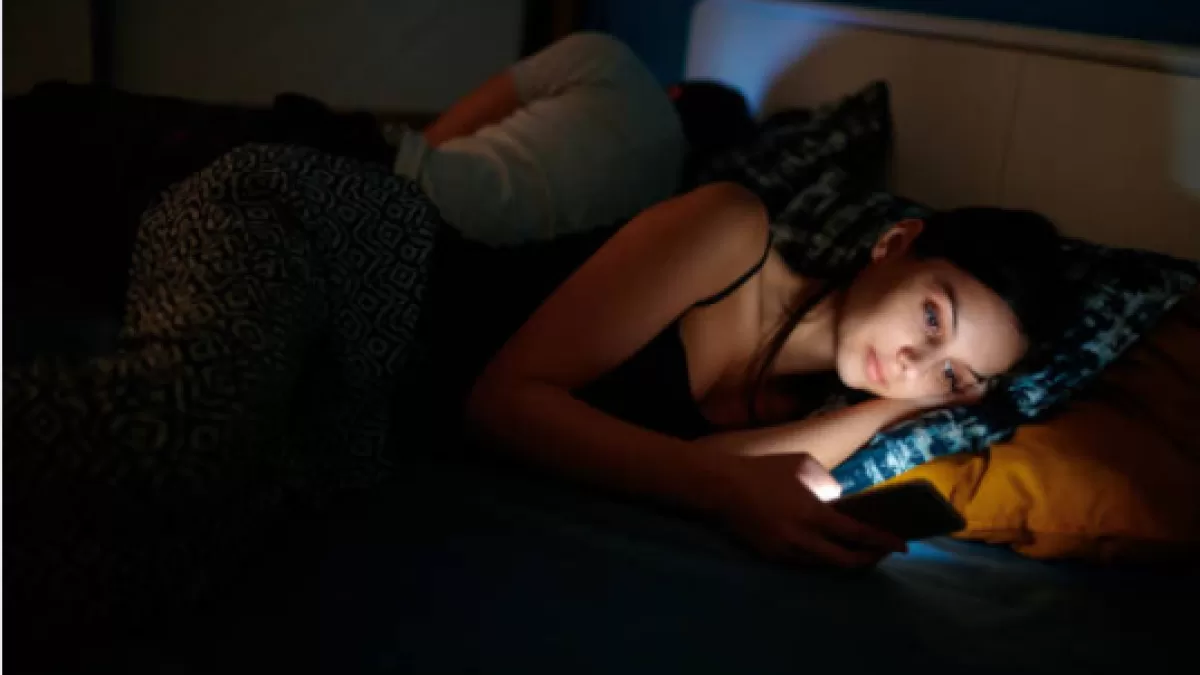 Dormir con el teléfono hace que el cerebro no se regenere y afecta el descanso profundo Dormir con el teléfono hace que el cerebro no se regenere y afecta el descanso profundo