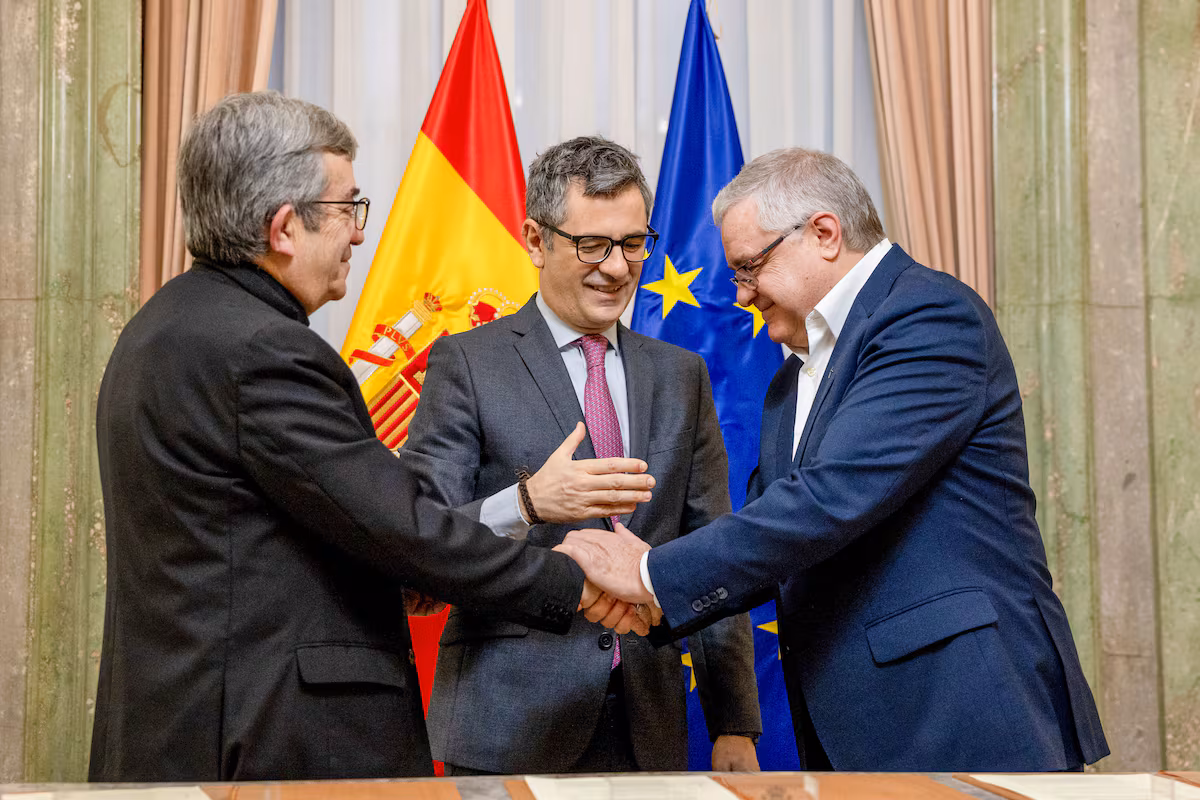 Dos años de pulso entre la Iglesia y el Estado: así se fraguó el acuerdo para indemnizar a las víctimas de pederastia EL PAÍS