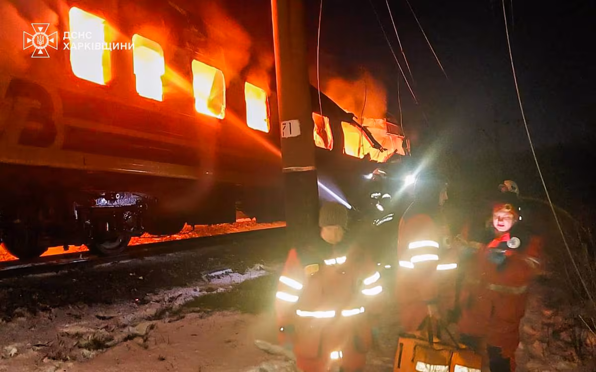 Drones rusos alcanzan un tren de pasajeros en el noreste de Ucrania y causan cinco muertos EL PAÍS