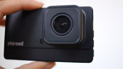 Probamos las mejores ‘dash cam’ para el coche Dashcam sobre una mesa de madera