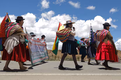 Campesinos, maestros y mineros protestan en Bolivia contra la eliminación de las subvenciones a la gasolina Campesinos, maestros y mineros protestan en Bolivia contra la eliminación de las subvenciones a la gasolina