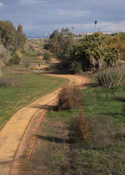 Sevilla lucirá un anillo verde y azul que la rodeará con 42 kilómetros de nuevos parques, lagunas y senderos Sevilla lucirá un anillo verde y azul que la rodeará con 42 kilómetros de nuevos parques, lagunas y senderos