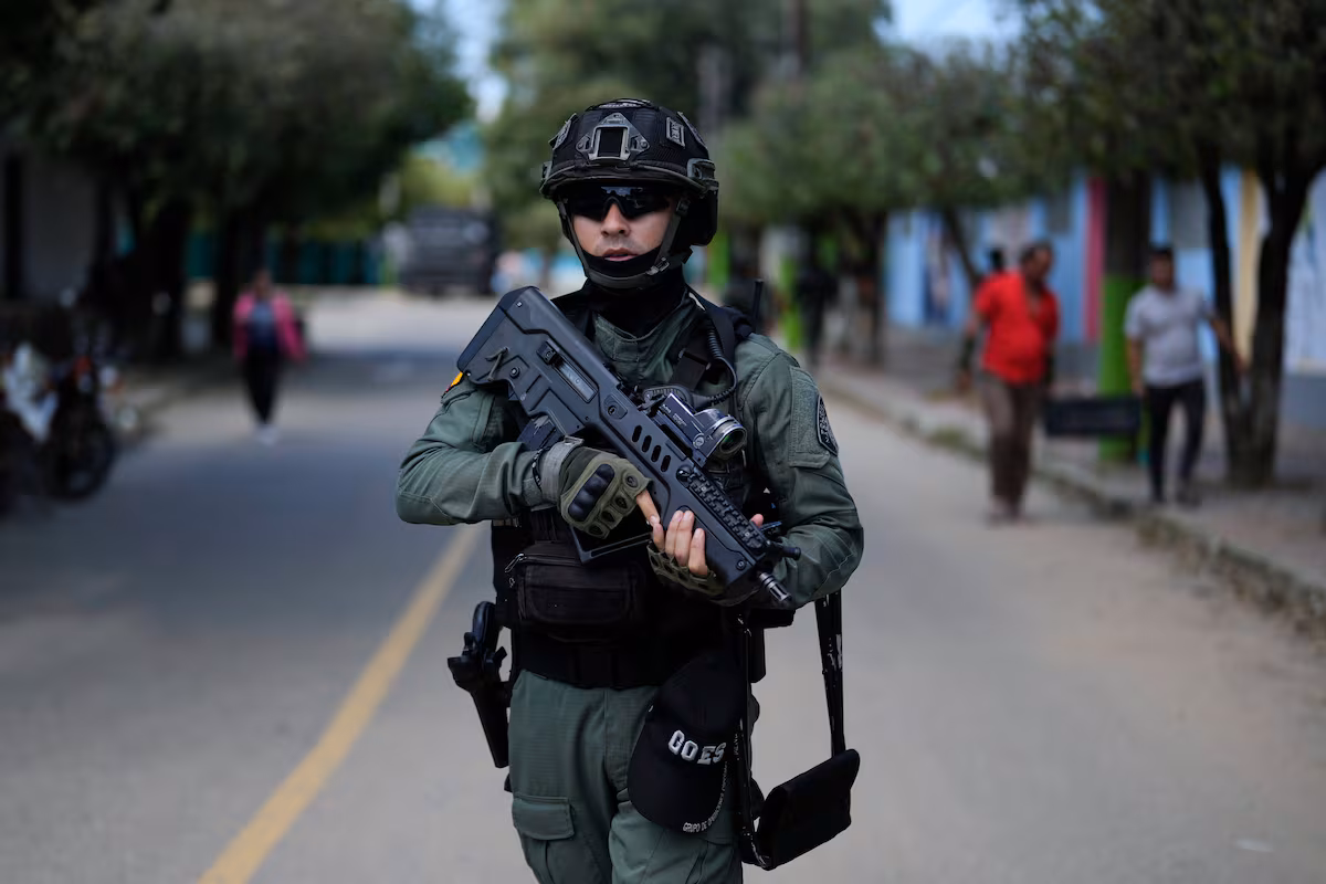 El ELN no da tregua en la frontera con Venezuela, su retaguardia en vilo tras la captura de Maduro EL PAÍS