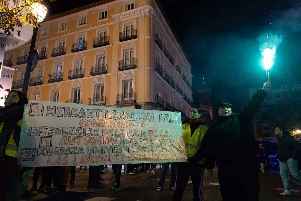 El Gobierno de Ayuso suspende en 2026 las ayudas para que 250 científicos trabajen en sus tesis con un salario EL PAÍS