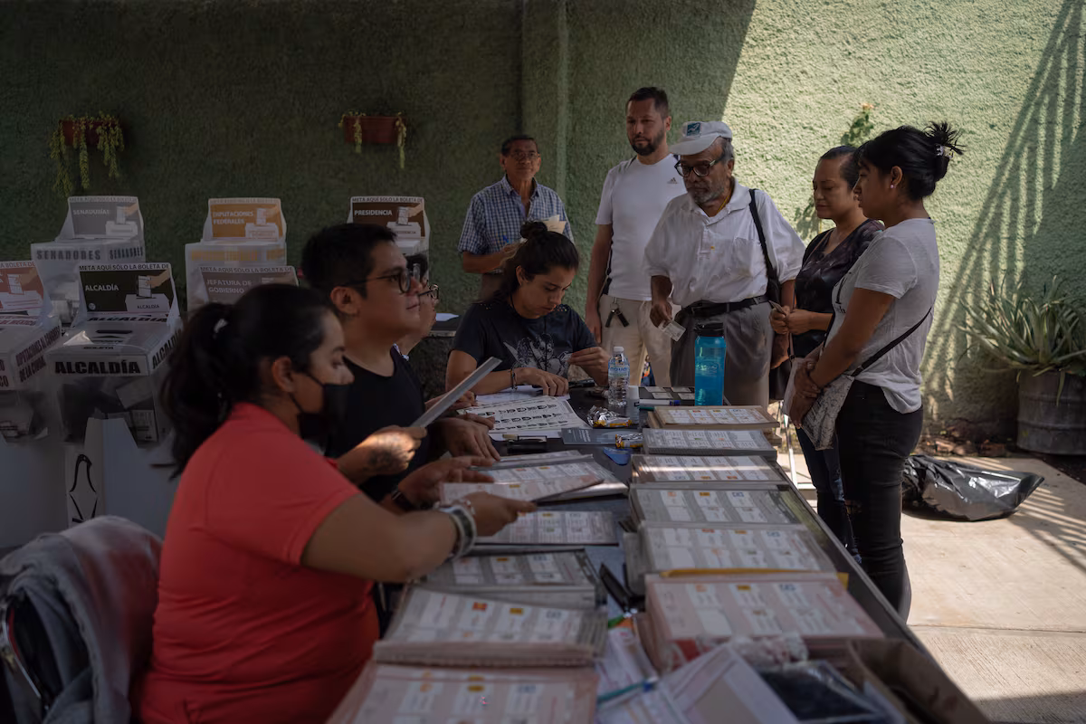 El Gobierno estudia cómo evitar que el ciudadano haga dos filas para votar en 2027 EL PAÍS