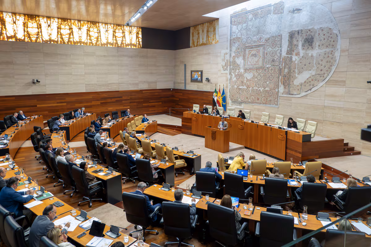 El Gobierno y Extremadura negocian bajo la presión de acabar en el Constitucional la ley con la que PP y Vox tumbaron la norma de memoria regional EL PAÍS