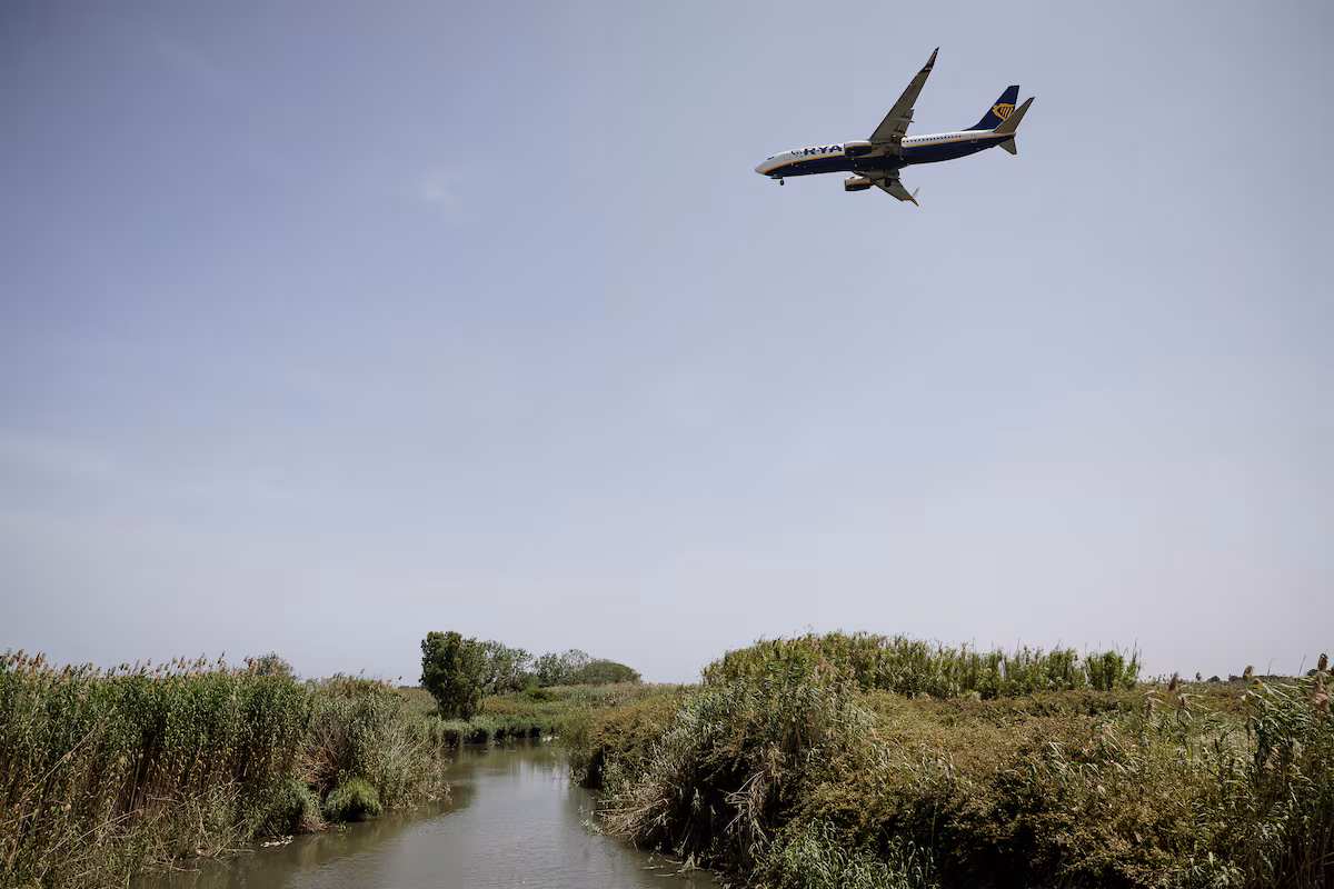 El aeropuerto del Prat derribará varias de sus edificaciones para reconvertirlas en espacio natural EL PAÍS