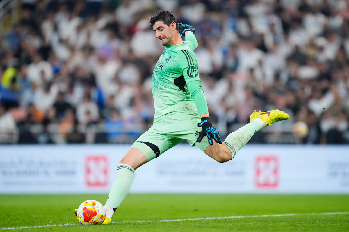 El balón largo como plan de fuga: el récord de los 34 balonazos de Courtois contra el Atlético EL PAÍS