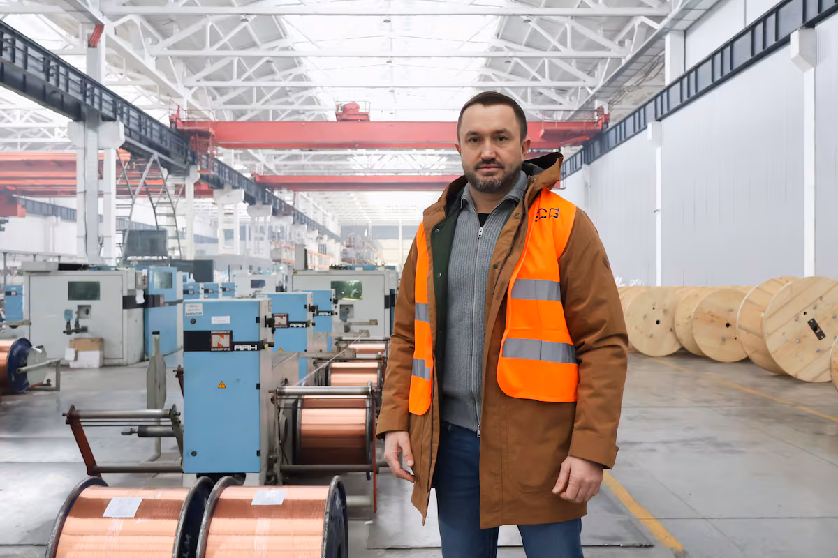 El éxodo de empresas y trabajadores hacia el oeste para alejarse del frente parte a Ucrania en dos EL PAÍS