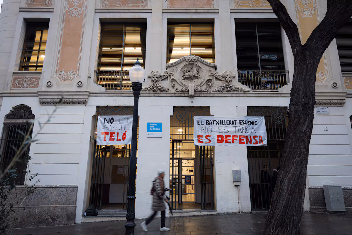 El instituto Vila de Gràcia se moviliza en contra de la supresión del bachillerato escénico EL PAÍS