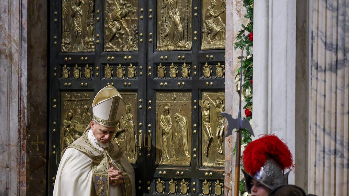 El papa León XIV da por terminado el año del Jubileo al cerrar la Puerta Santa de la basílica de San Pedro en el Vaticano El papa León XIV da por terminado el año del Jubileo al cerrar la Puerta Santa de la basílica de San Pedro en el Vaticano