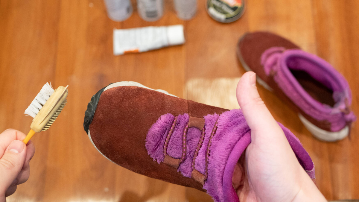 El truco sencillo para limpiar los zapatos y zapatillas de gamuza y dejarlas impecables El truco sencillo para limpiar los zapatos y zapatillas de gamuza y dejarlas impecables