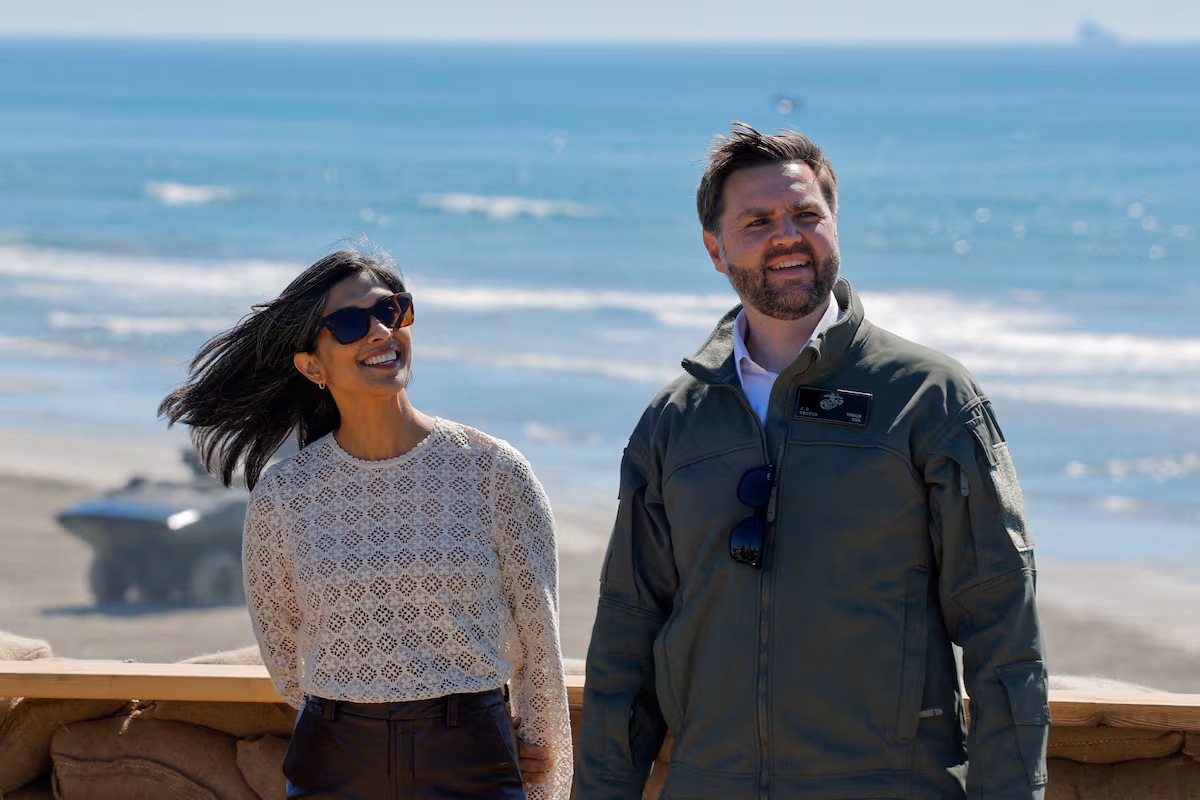 El vicepresidente JD Vance y su esposa, Usha Vance, esperan su cuarto hijo EL PAÍS