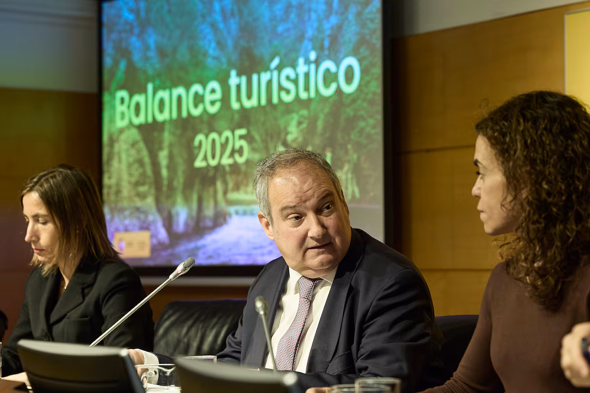 España alcanza un nuevo récord de 97 millones de turistas extranjeros en 2025 EL PAÍS