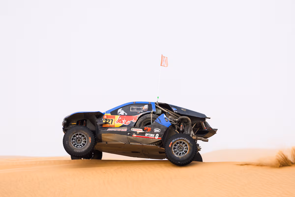 Etapa 11 del Dakar: Nani Roma reduce la brecha con el líder Nasser Al-Attiyah EL PAÍS