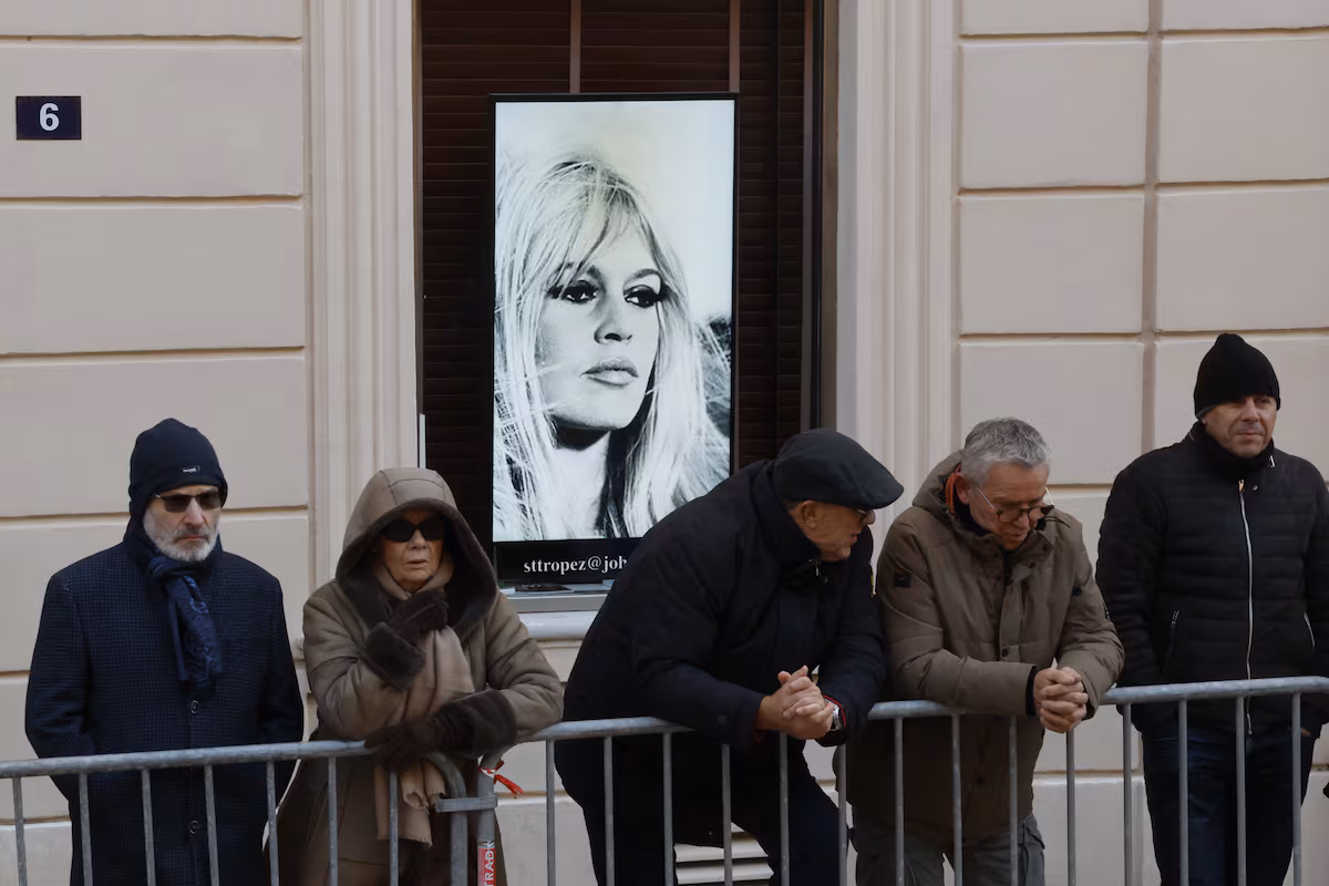 Familiares y admiradores de Brigitte Bardot acuden a la última despedida con la legendaria actriz Familiares y admiradores de Brigitte Bardot acuden a la última despedida con la legendaria actriz