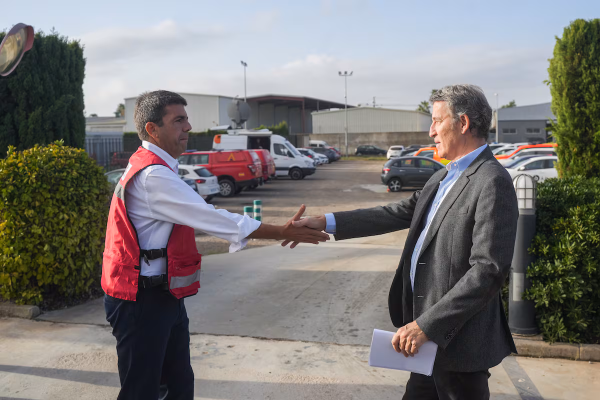 Feijóo entrega a la jueza sus mensajes con Mazón del día de la dana: “Lleva la iniciativa de comunicación... Es la clave” EL PAÍS