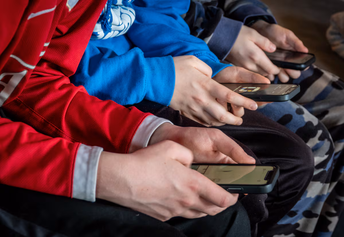 Francia avanza hacia la prohibición de las redes para menores de 15 años: “Las mentes de nuestros hijos no están en venta” EL PAÍS