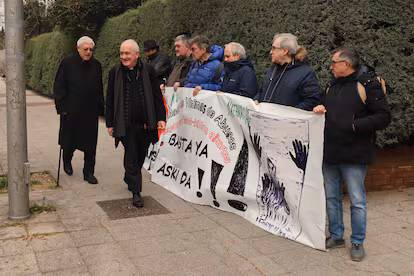 Dos años de pulso entre la Iglesia y el Estado: así se fraguó el acuerdo para indemnizar a las víctimas de pederastia Dos años de pulso entre la Iglesia y el Estado: así se fraguó el acuerdo para indemnizar a las víctimas de pederastia